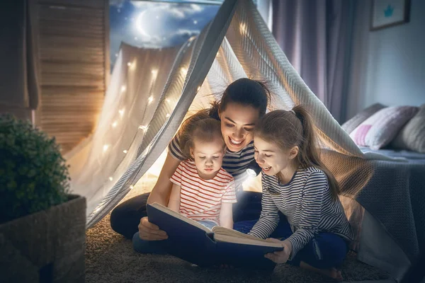 Mom and children reading book — Stock Photo, Image