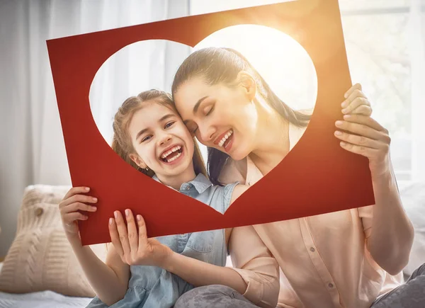 Mamãe e sua filha estão brincando — Fotografia de Stock