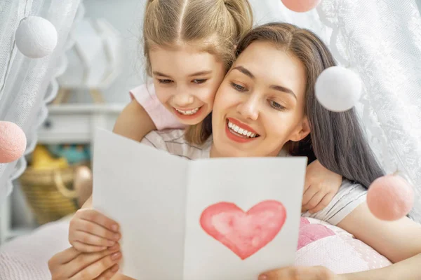 Hija es felicitar a mamá — Foto de Stock