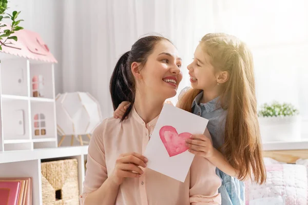 女儿祝贺妈妈 — 图库照片