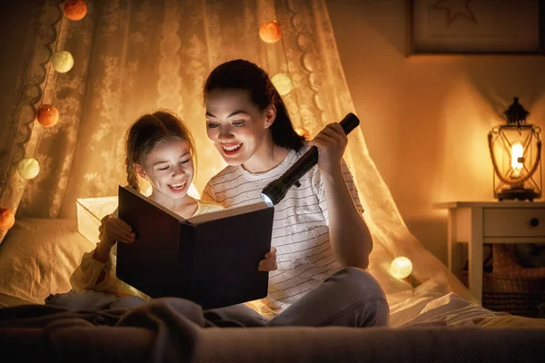 家庭阅读的就寝时间. — 图库照片