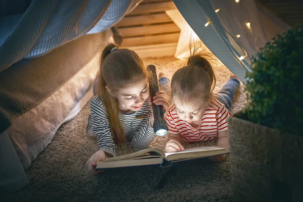 Los niños están leyendo un libro —  Fotos de Stock