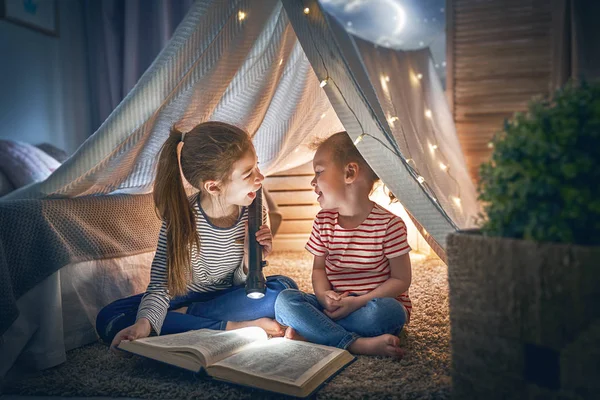 Barn läser en bok — Stockfoto