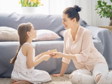 kızı anne tebrik ediyor