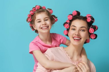 Anne ve çocuk saç yapıyor