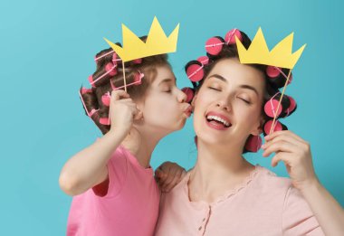 Anne ve kızı bir kağıt aksesuarlar ile