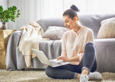 Dizüstü bilgisayarda çalışan bir kadın