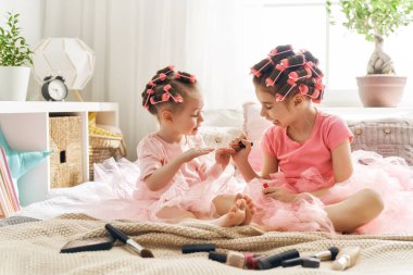 Kız saç yapıyor ve having fun