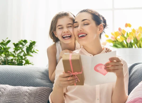 Filha está parabenizando mãe — Fotografia de Stock