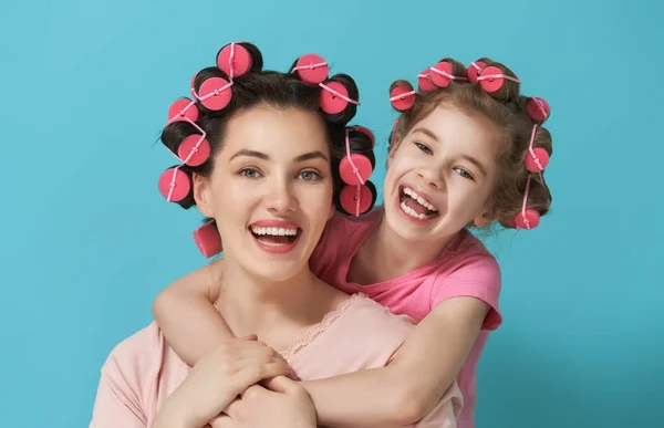 Mamma och barn gör hår — Stockfoto