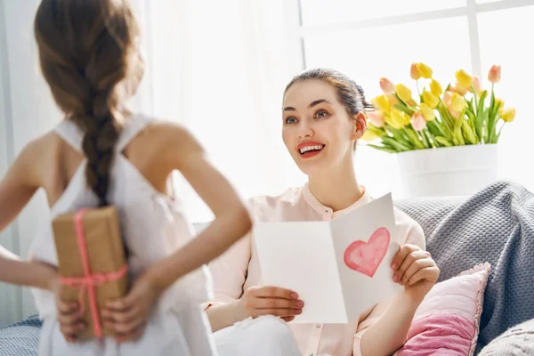 Hija es felicitar a mamá —  Fotos de Stock