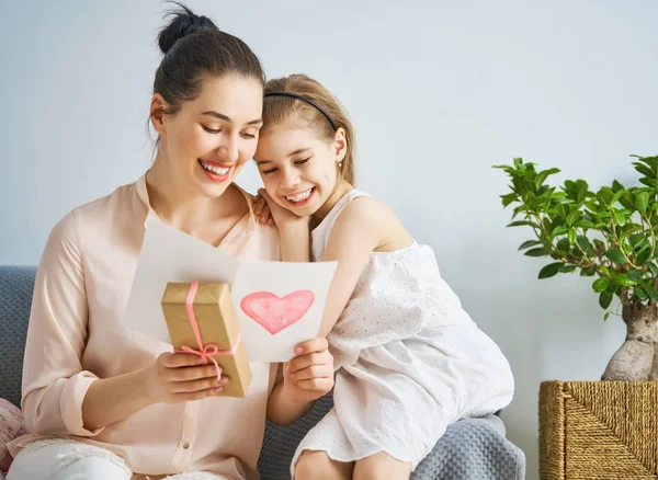 Filha está parabenizando mãe — Fotografia de Stock