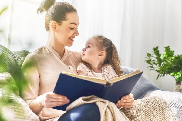 Anya és a gyermek olvasó egy könyv — Stock Fotó