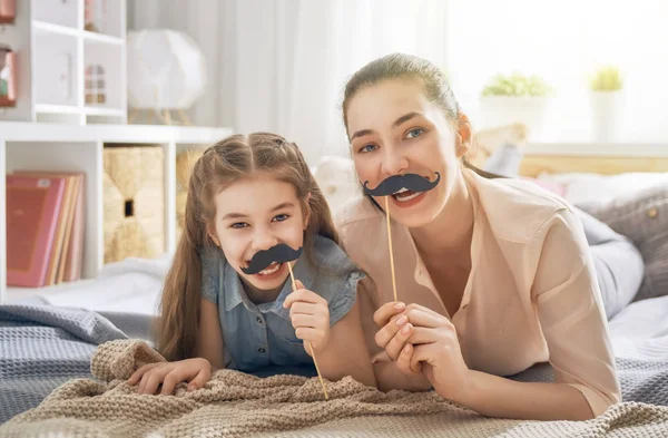 Mor och dotter leker — Stockfoto