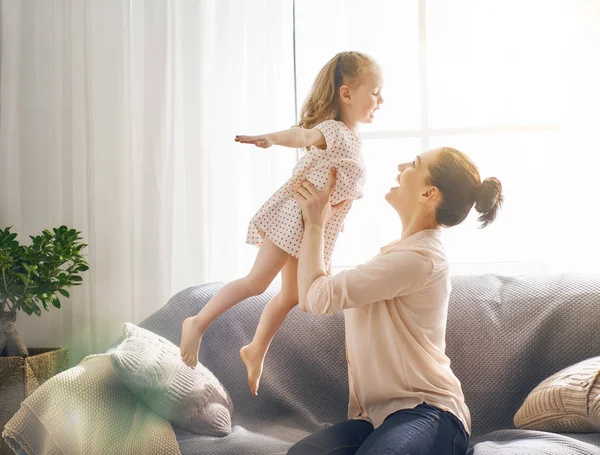 Mutter und Tochter spielen — Stockfoto