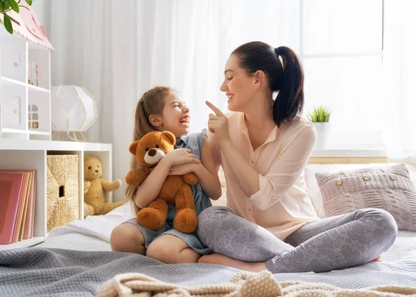 Moeder en dochter spelen — Stockfoto