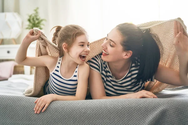 Mor och dotter leker — Stockfoto