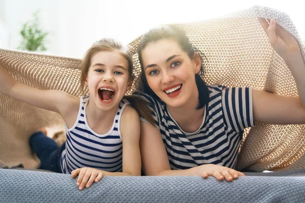 Mutter und Tochter spielen — Stockfoto