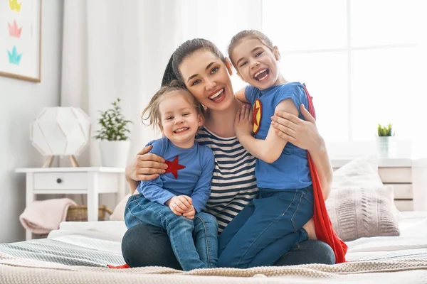 Mamãe e suas filhas estão brincando — Fotografia de Stock