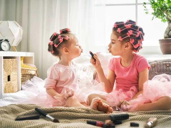 Irmãs estão fazendo cabelo e se divertindo — Fotografia de Stock