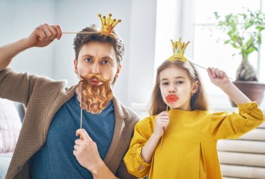 Baba ve kızı bir kağıt aksesuarlar ile.