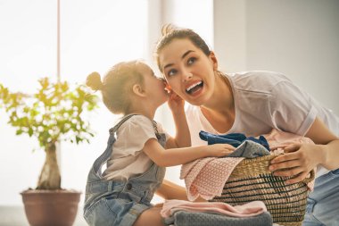 Aile evde çamaşır yıkıyor.