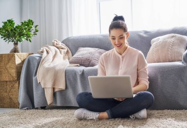 Dizüstü bilgisayarda çalışan bir kadın