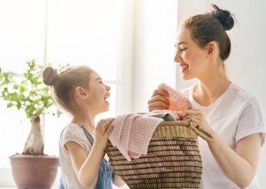 Aile evde çamaşır yıkıyor.