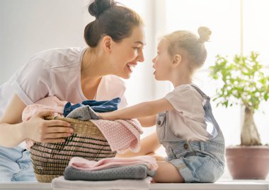 Aile evde çamaşır yıkıyor.