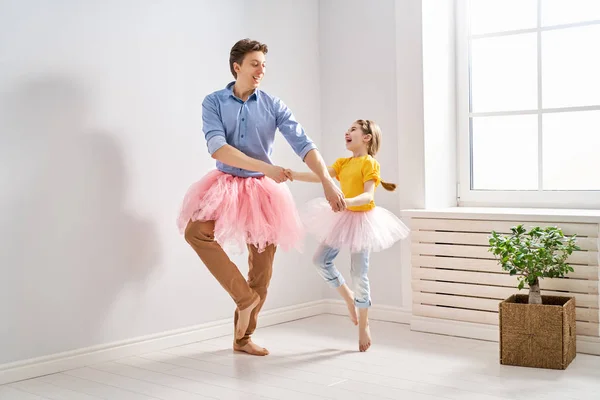 Vater und Tochter spielen — Stockfoto