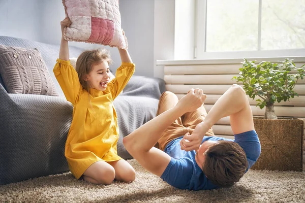 Far och dotter spelar — Stockfoto