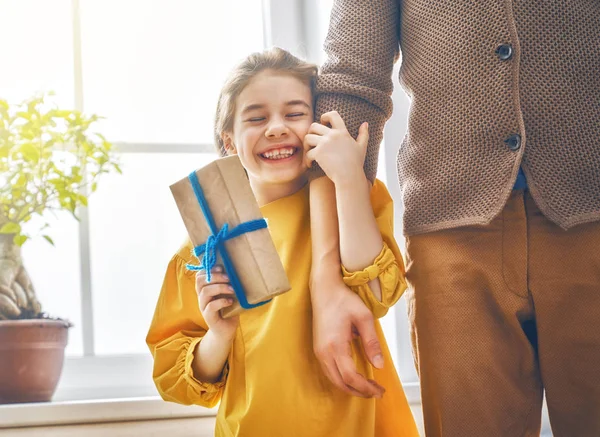 Tochter gratuliert Papa — Stockfoto