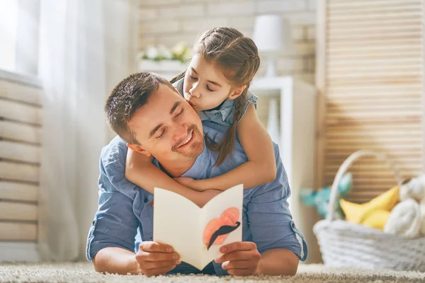 Figlia congratularsi con papà — Foto Stock