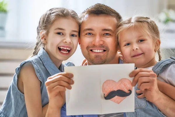 Hijas felicitando a papá — Foto de Stock