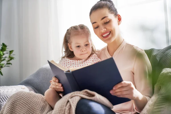 Anya és a gyermek olvasó egy könyv — Stock Fotó
