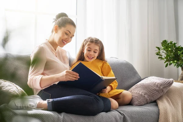 Anne ve çocuk bir kitap okuma — Stok fotoğraf