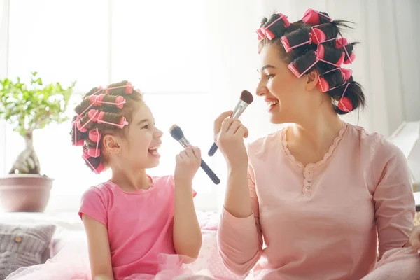 Mãe e criança fazendo maquiagem — Fotografia de Stock