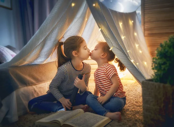 Kinderen lezen een boek. — Stockfoto