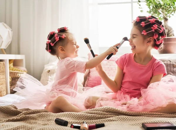 Hermanas están peinando y divirtiéndose — Foto de Stock