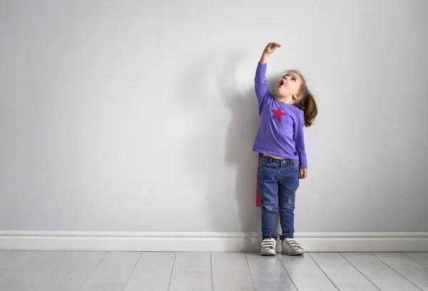 Barn spelar superhjälte — Stockfoto