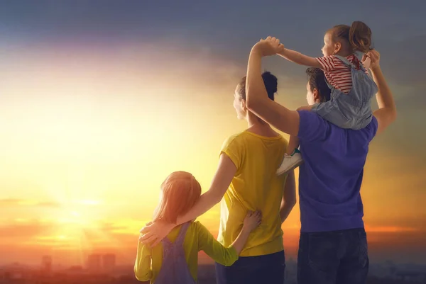 Szczęśliwa rodzina na zachodzie słońca. — Zdjęcie stockowe