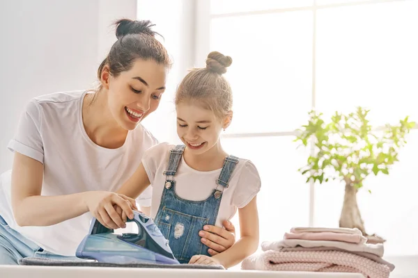 Madre e hija planchando en casa — Foto de Stock