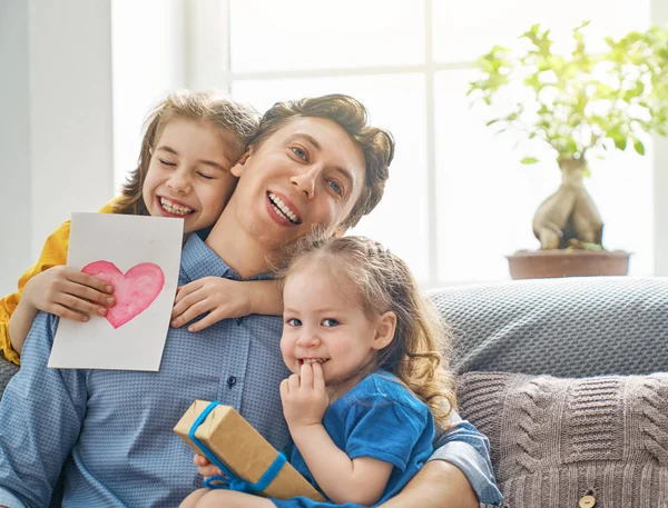 Töchter gratulieren Papa — Stockfoto