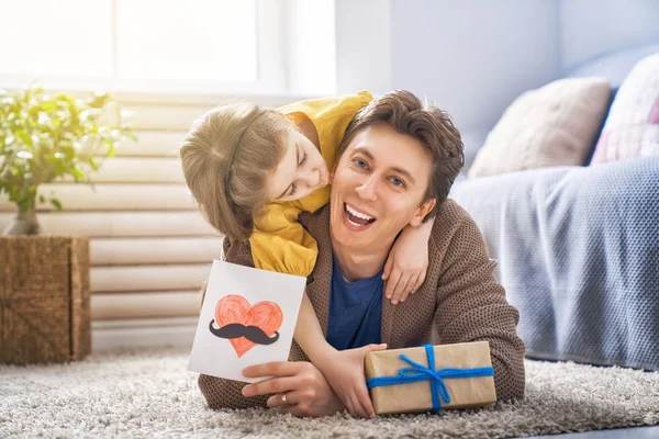 Hija felicitando a papá —  Fotos de Stock