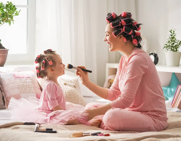 Mom and child doing hair — Stock Photo, Image