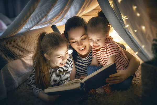 Μαμά και τα παιδιά που διαβάζοντας το βιβλίο — Φωτογραφία Αρχείου