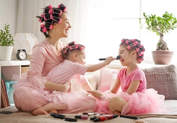 Mãe e crianças fazendo maquiagem — Fotografia de Stock