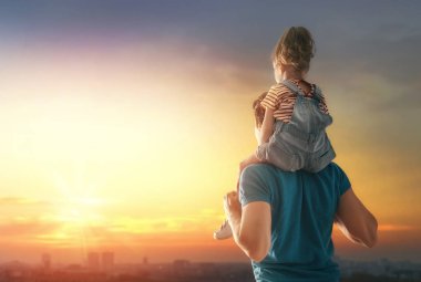Sevgi dolu bir aile. Baba ve kızı dışarıda oynuyorlar ve sarılıyorlar. Sevimli küçük kız ve baba. 