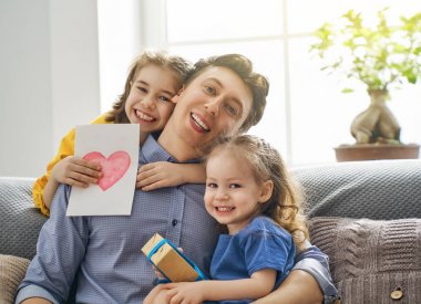 Mutlu Babalar günü! Baba tebrik ediyor ve giving onu kartpostal ve hediye kutusu çocuk kızı. Baba ve kız gülümseyerek ve sarılma. Aile tatili ve beraberlik.