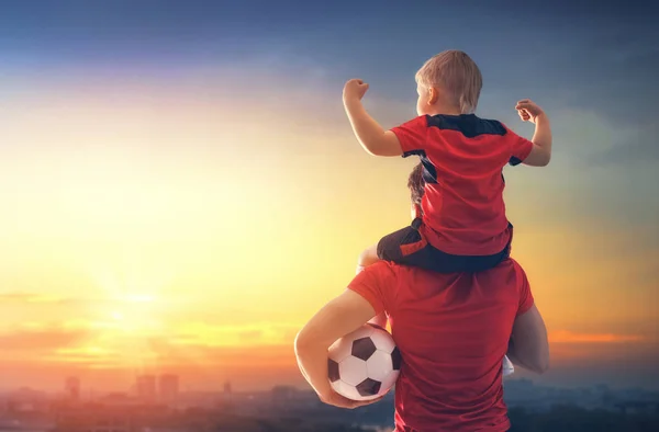 Słodkie Małe Dziecko Marzy Zostaniu Piłkarza Chłopiec Mężczyzną Gry Piłkę — Zdjęcie stockowe